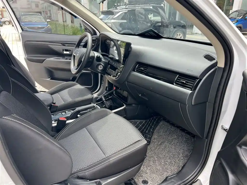 Outlander 2.0 L 2 WD Smooth Travel 5-seat