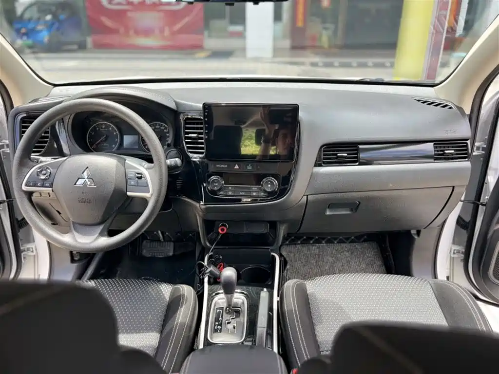 Outlander 2.0 L 2 WD Smooth Travel 5-seat