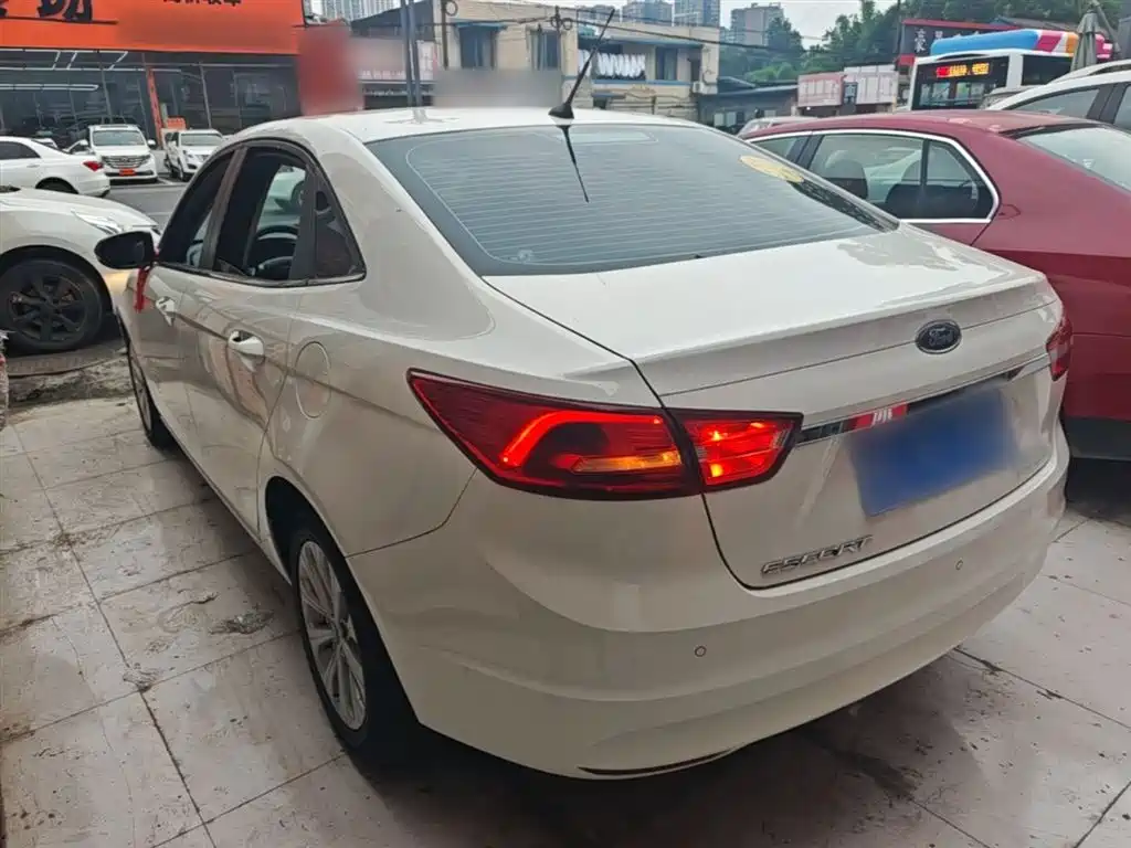 Escort Happy 1.5 L Auto Fashion