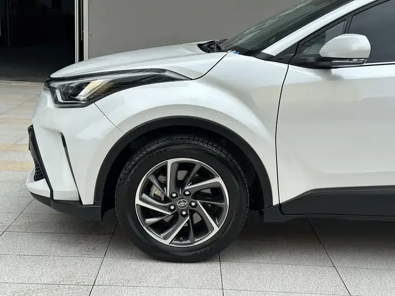 Toyota C-HR 2.0 L Leading