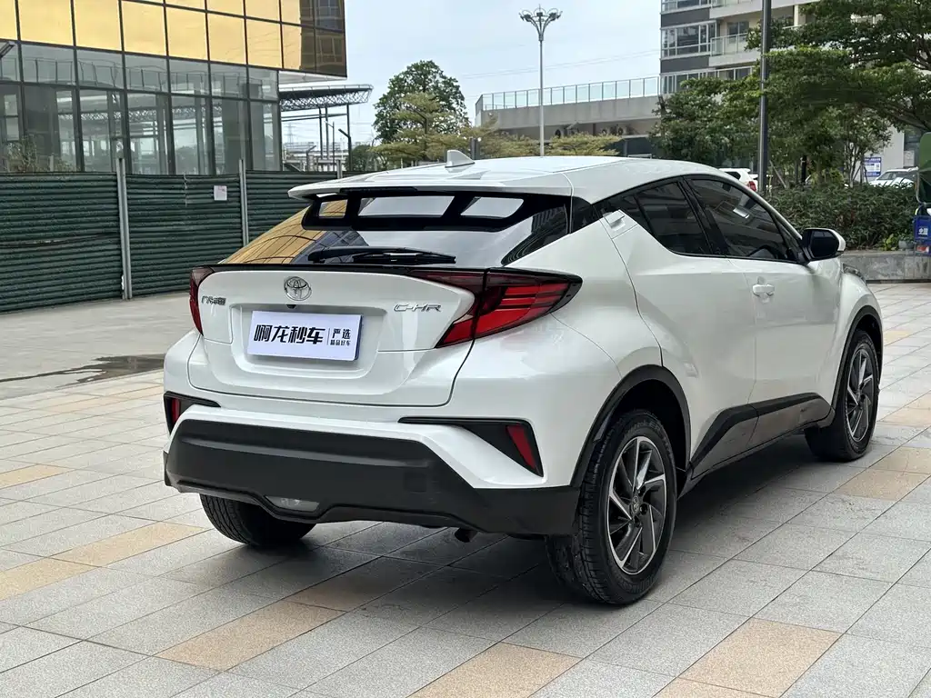 Toyota C-HR 2.0 L Leading