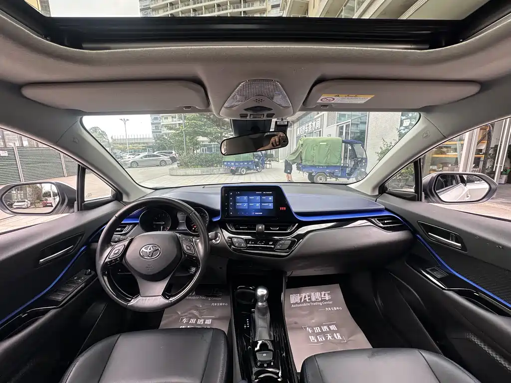 Toyota C-HR 2.0 L Leading
