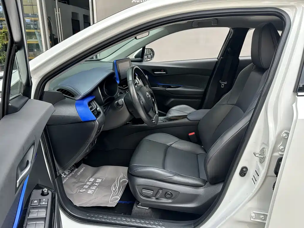 Toyota C-HR 2.0 L Leading