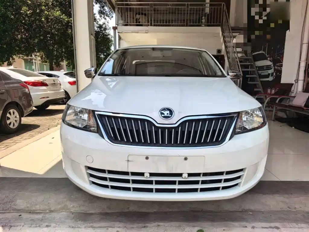 Rapid 1.6 L Auto Forward