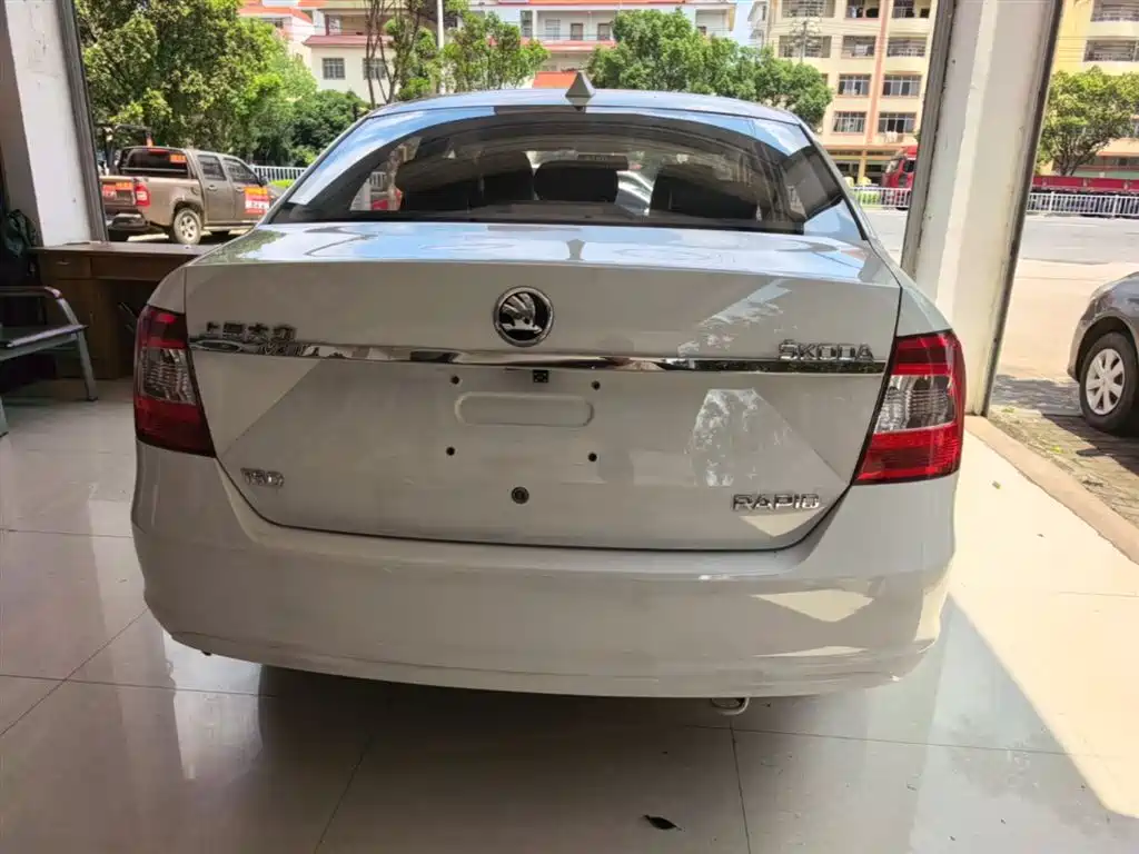 Rapid 1.6 L Auto Forward