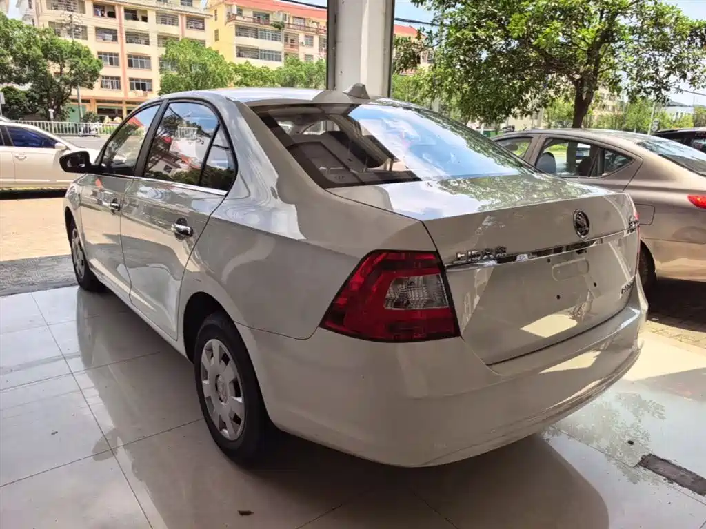 Rapid 1.6 L Auto Forward