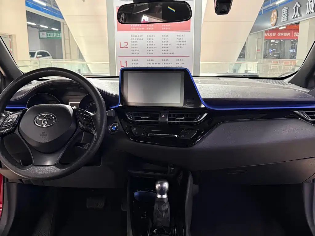 Toyota C-HR 2.0 L Leading
