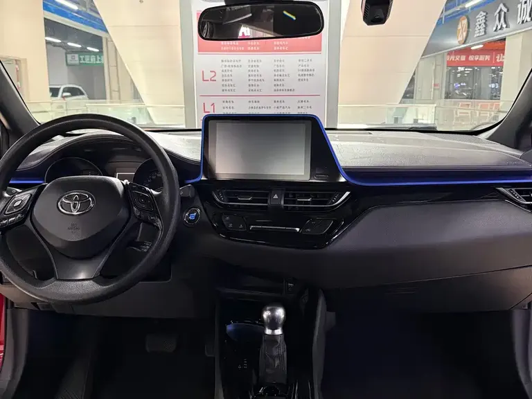 Toyota C-HR 2.0 L Leading
