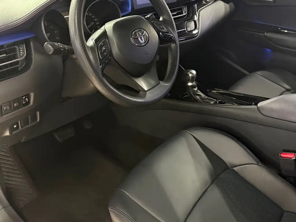 Toyota C-HR 2.0 L Leading