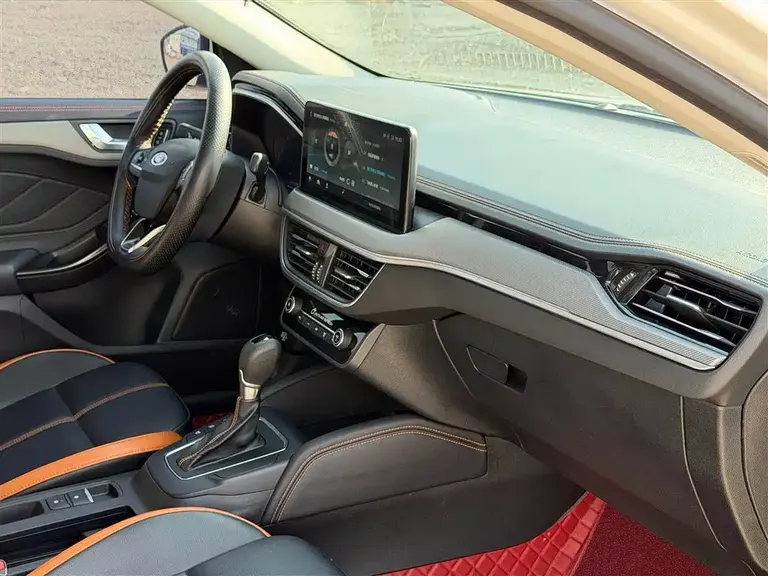 Ford Focus Sedan EcoBoost 180 Auto Racing