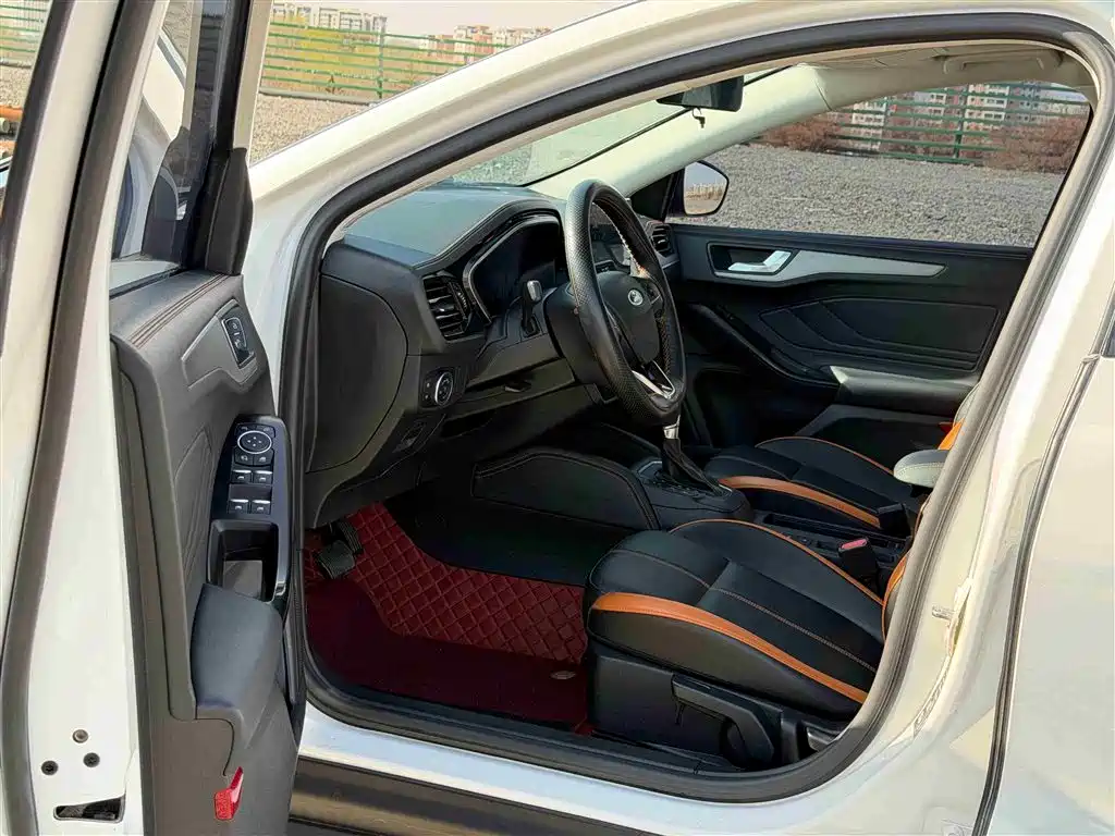 Focus Sedan EcoBoost 180 Auto Racing