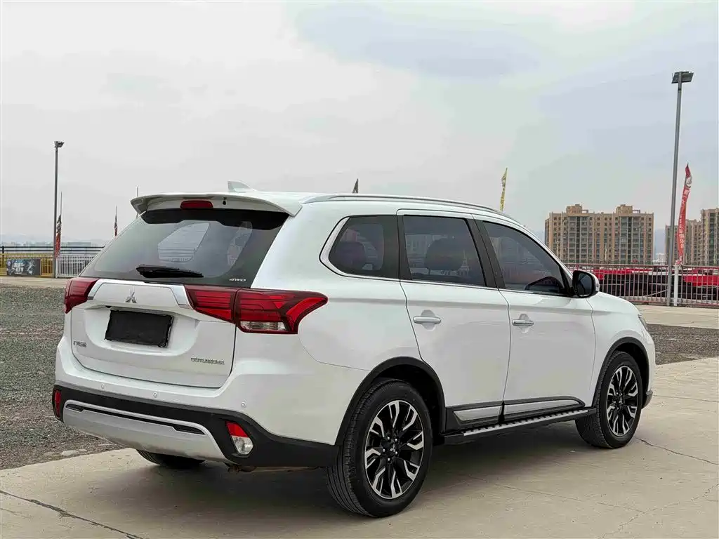 Outlander 2.4 L 4 WD Enjoyment 7-seat