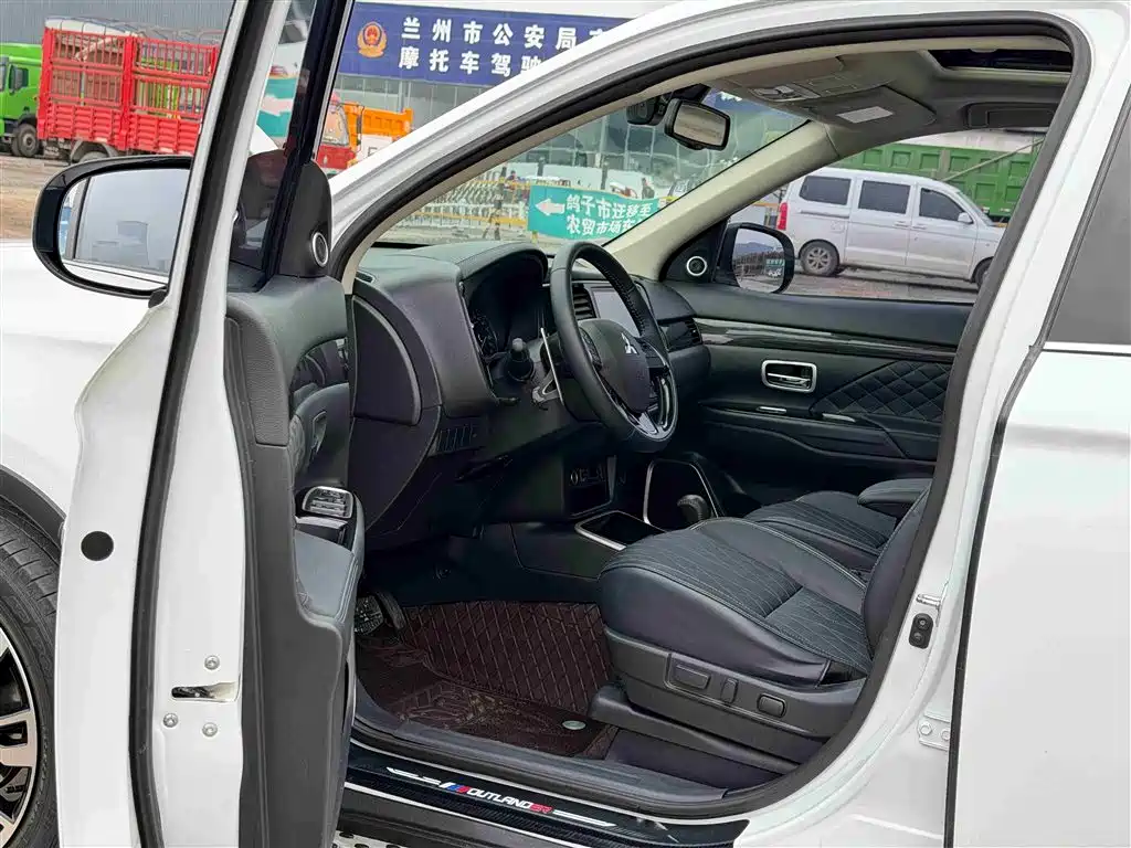 Outlander 2.4 L 4 WD Enjoyment 7-seat
