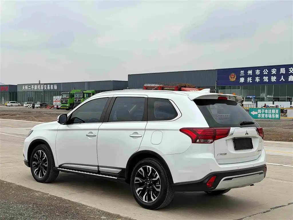 Outlander 2.4 L 4 WD Enjoyment 7-seat