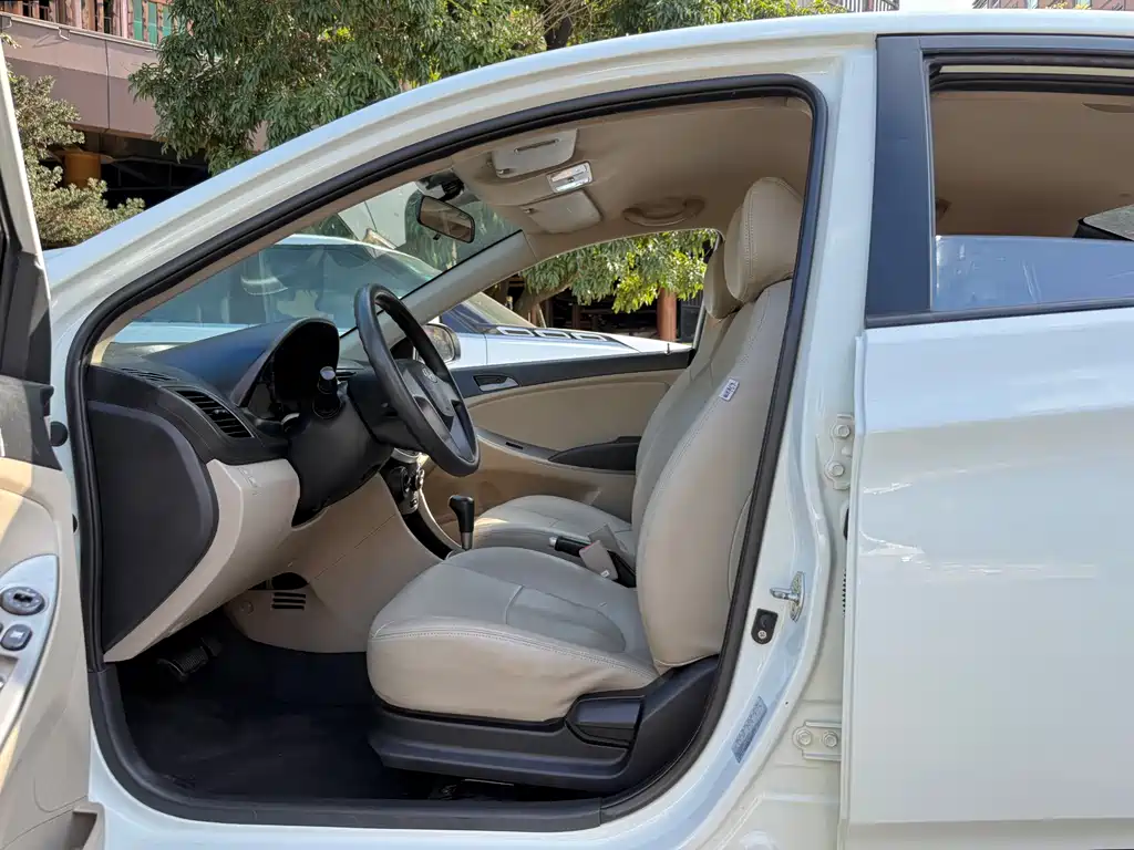 Accent 1.4 L Auto Intelligent GLS