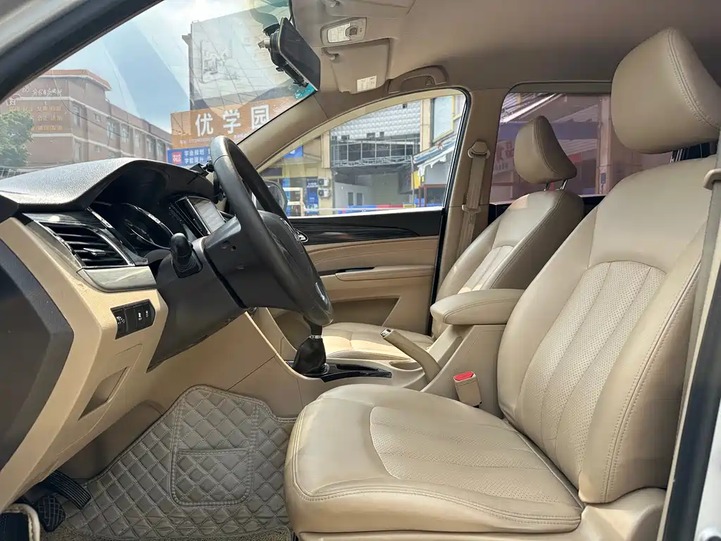 Baojun 730 1.5 L Manual Comfort 7-seat CN-V