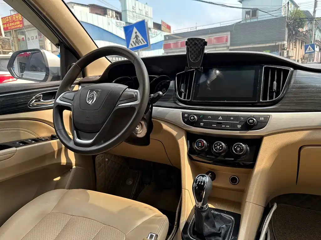 Baojun 730 1.5 L Manual Comfort 7-seat CN-V
