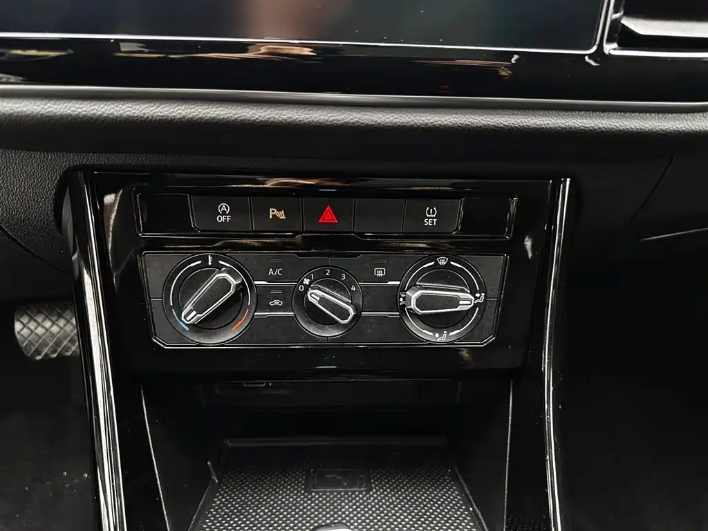 Jetta VS7 Black Sharp 1.4 T Auto Joy Pro