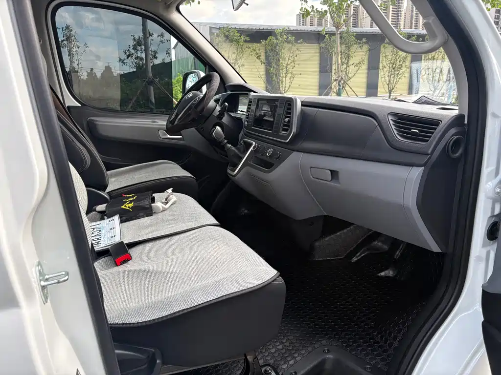 Xintu V80 新途V80 2025款 PRO傲运通 2.0 T 手动短轴超低顶 5/6座