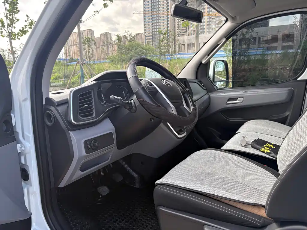 Xintu V80 新途V80 2025款 PRO傲运通 2.0 T 手动短轴超低顶 5/6座