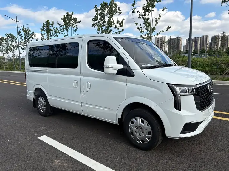 Maxus Xintu V80 新途V80 2025款 PRO傲运通 2.0 T 手动短轴超低顶 5/6座