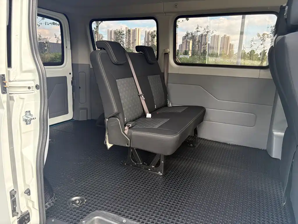 Xintu V80 新途V80 2025款 PRO傲运通 2.0 T 手动短轴超低顶 5/6座