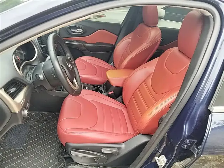 Jeep Cherokee 2.0 L Leading