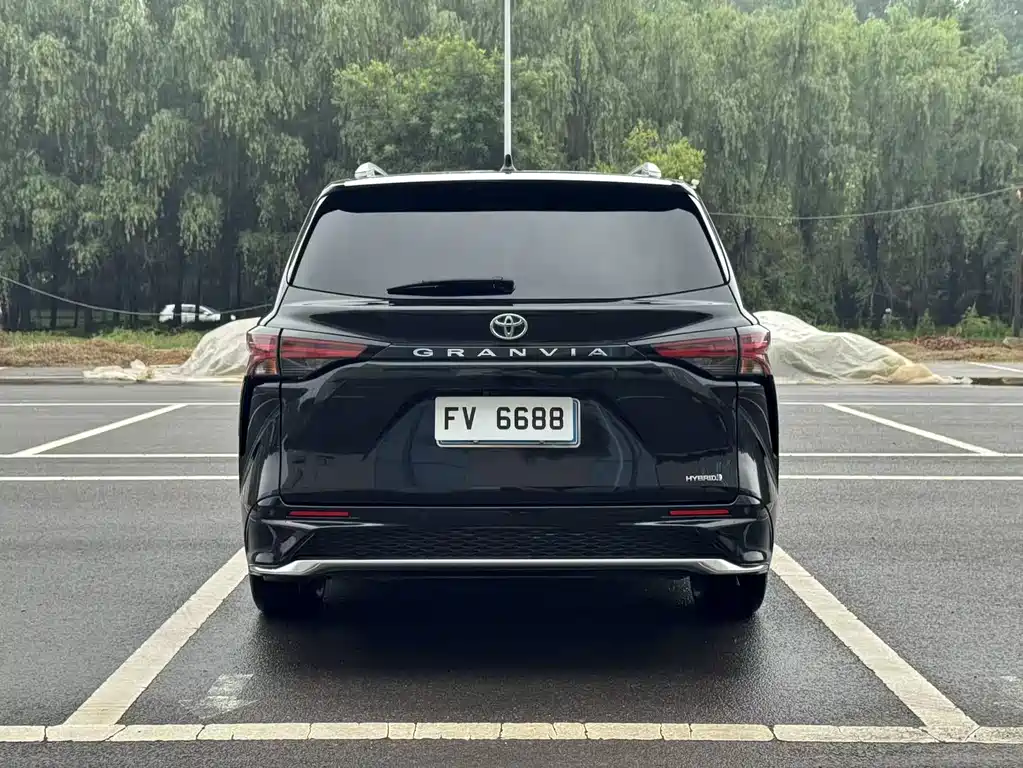 Granvia 2.5 L Hybrid Flagship VIP