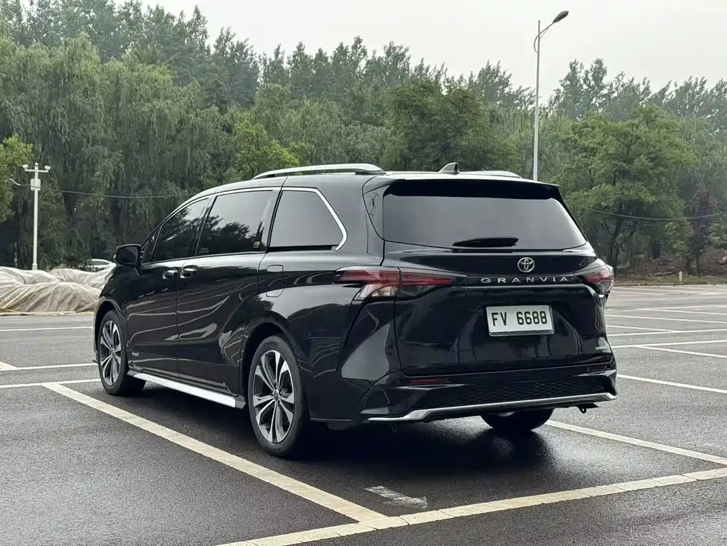 Granvia 2.5 L Hybrid Flagship VIP