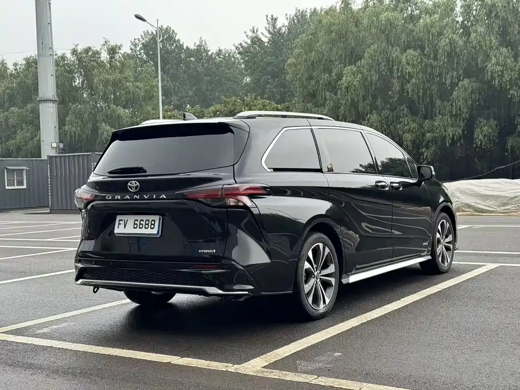 Granvia 2.5 L Hybrid Flagship VIP
