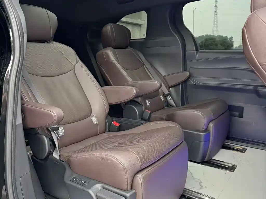 Granvia 2.5 L Hybrid Flagship VIP