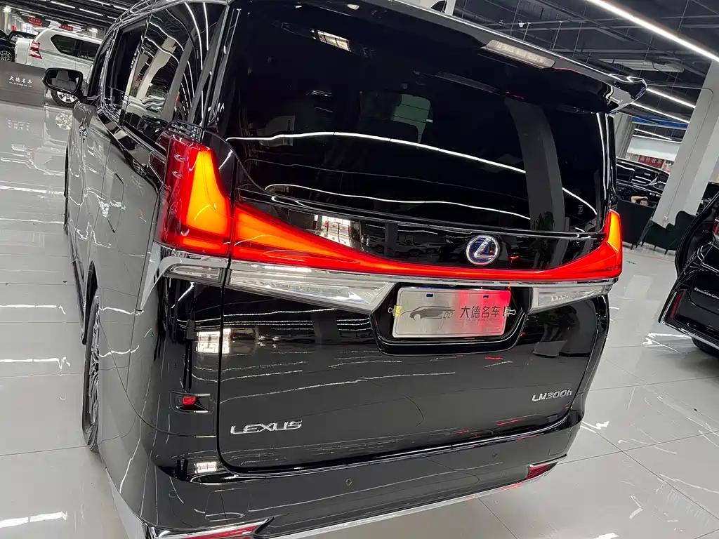 Lexus LM 300 h 7-seat Elegant
