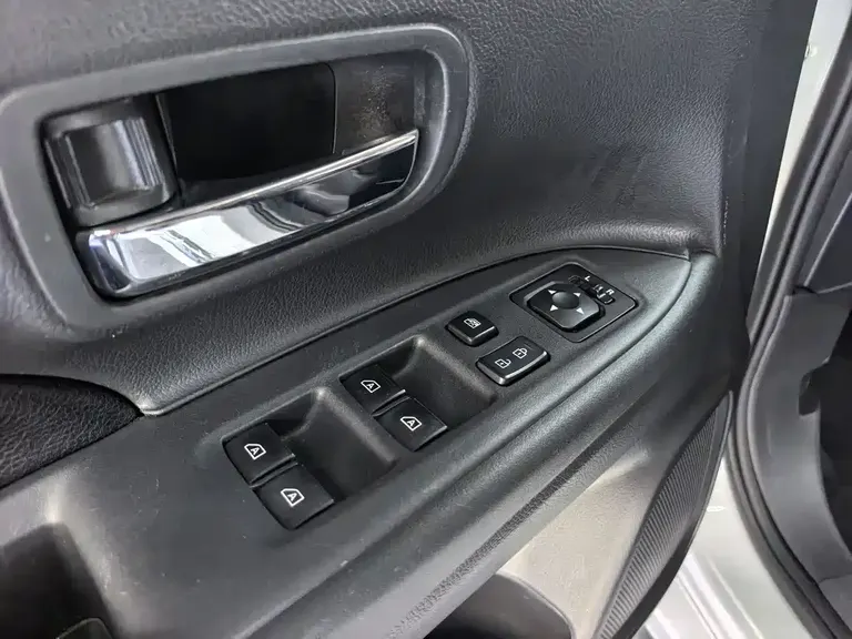 Mitsubishi Outlander 2.0 L 2 WD Smooth Travel 5-seat