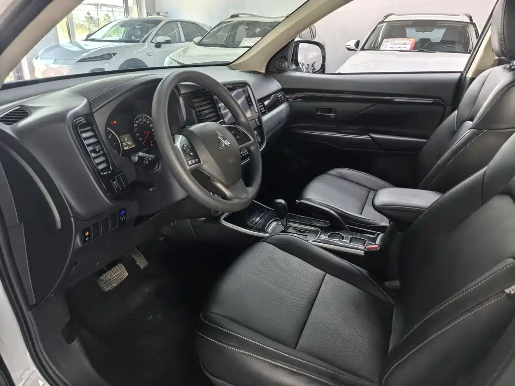 Outlander 2.0 L 2 WD Smooth Travel 5-seat