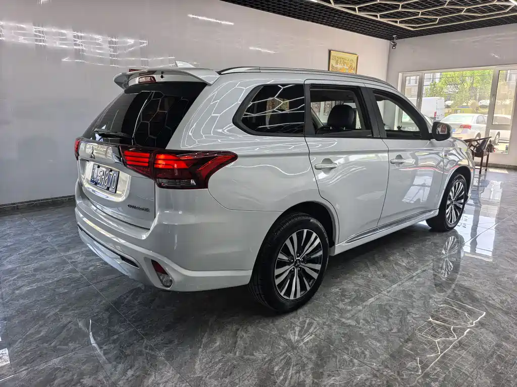 Outlander 2.0 L 2 WD Smooth Travel 5-seat