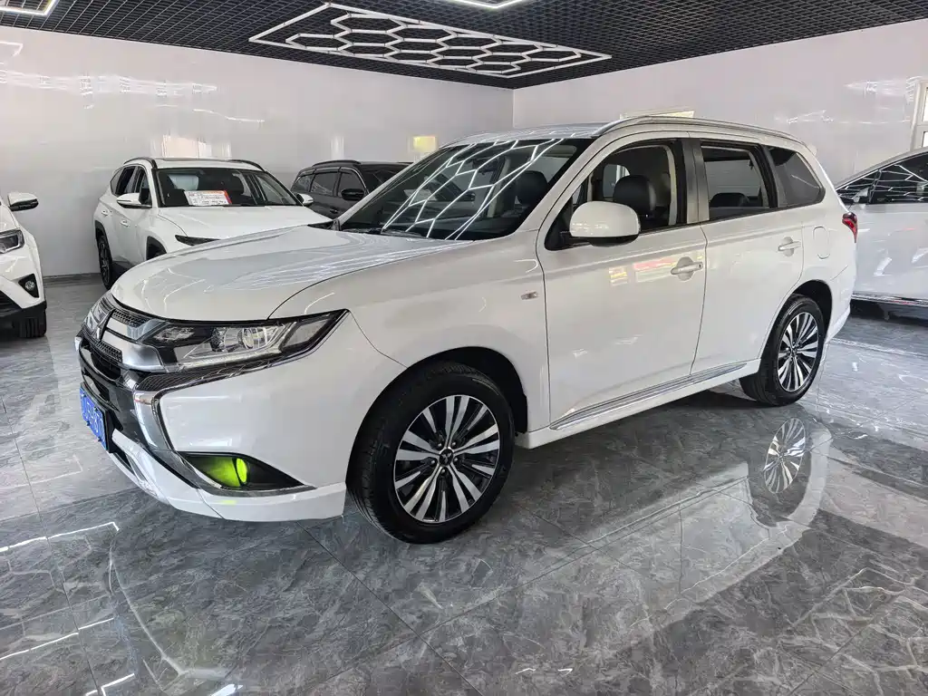 Outlander 2.0 L 2 WD Smooth Travel 5-seat
