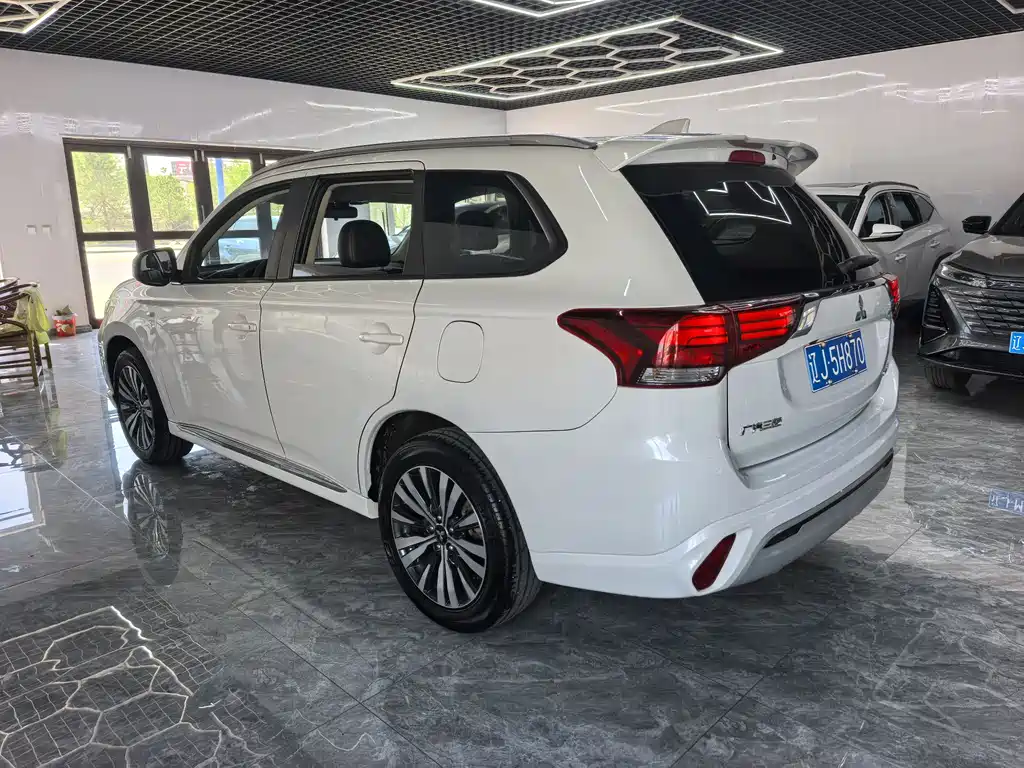 Outlander 2.0 L 2 WD Smooth Travel 5-seat