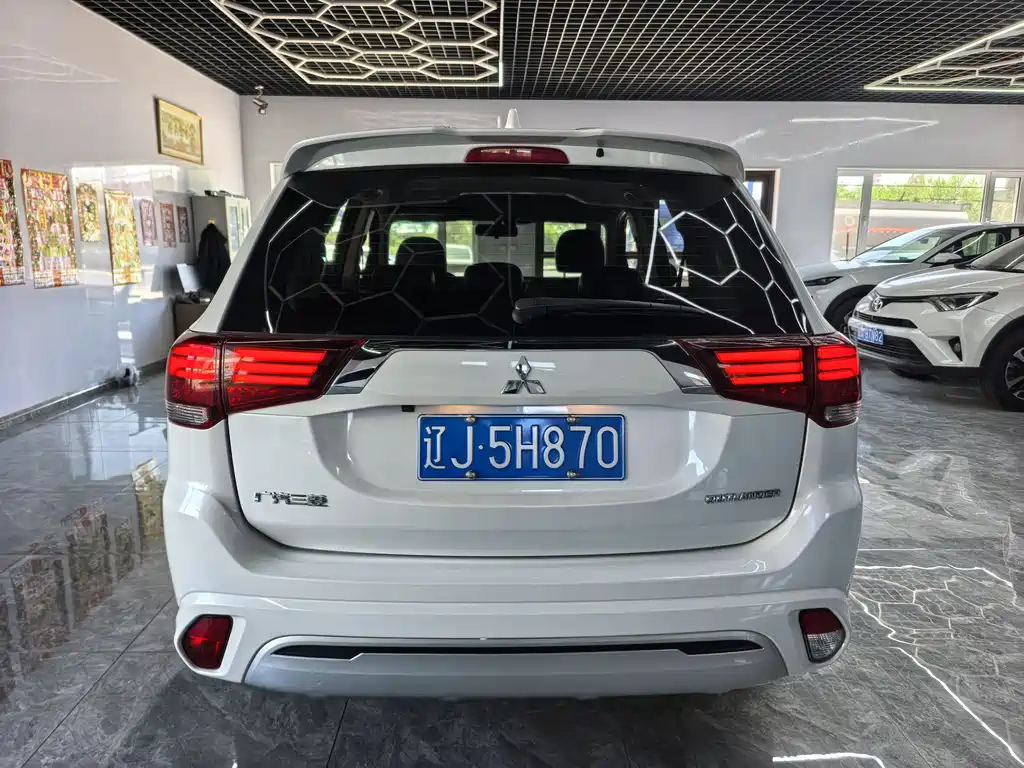 Outlander 2.0 L 2 WD Smooth Travel 5-seat