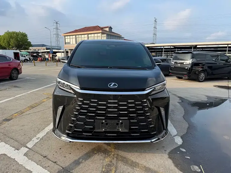 Lexus LM 500 h 4-seat Royal World