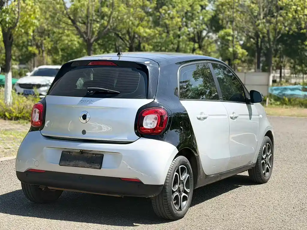 smart forfour 0.9 T 66 kW Pioneer