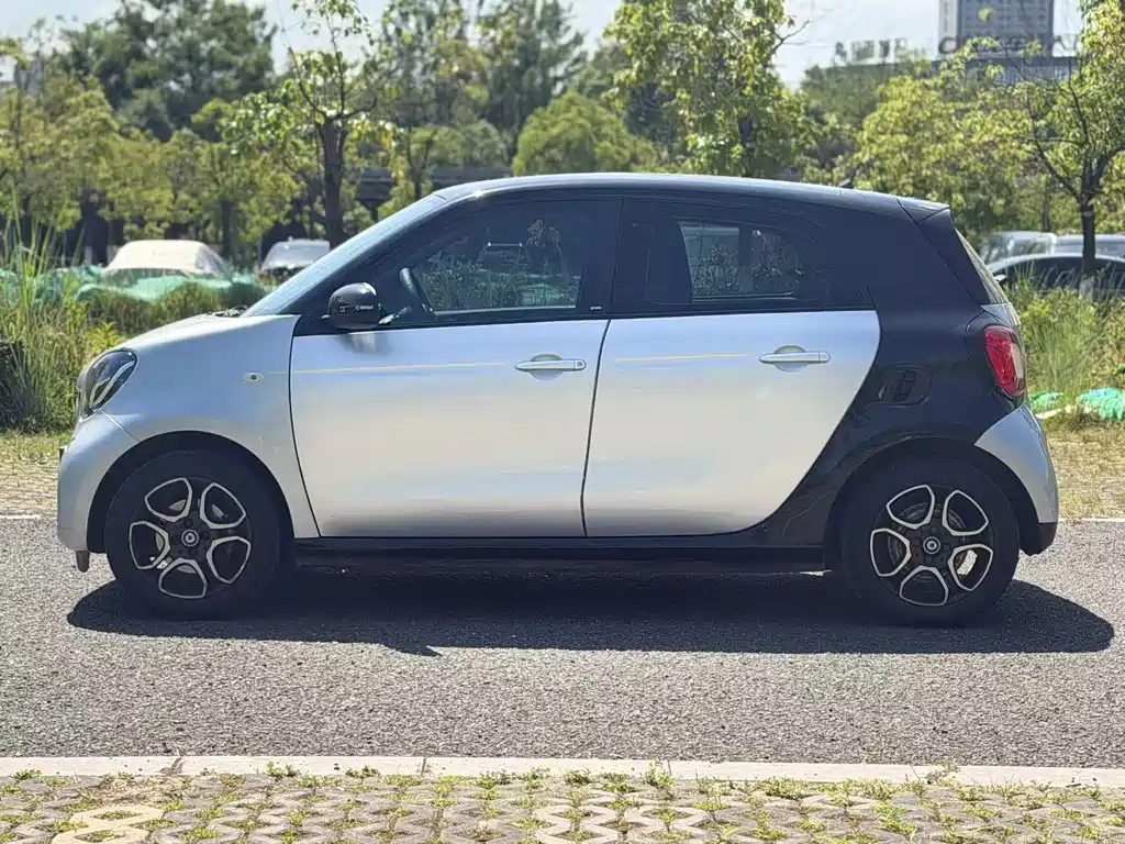smart forfour 0.9 T 66 kW Pioneer