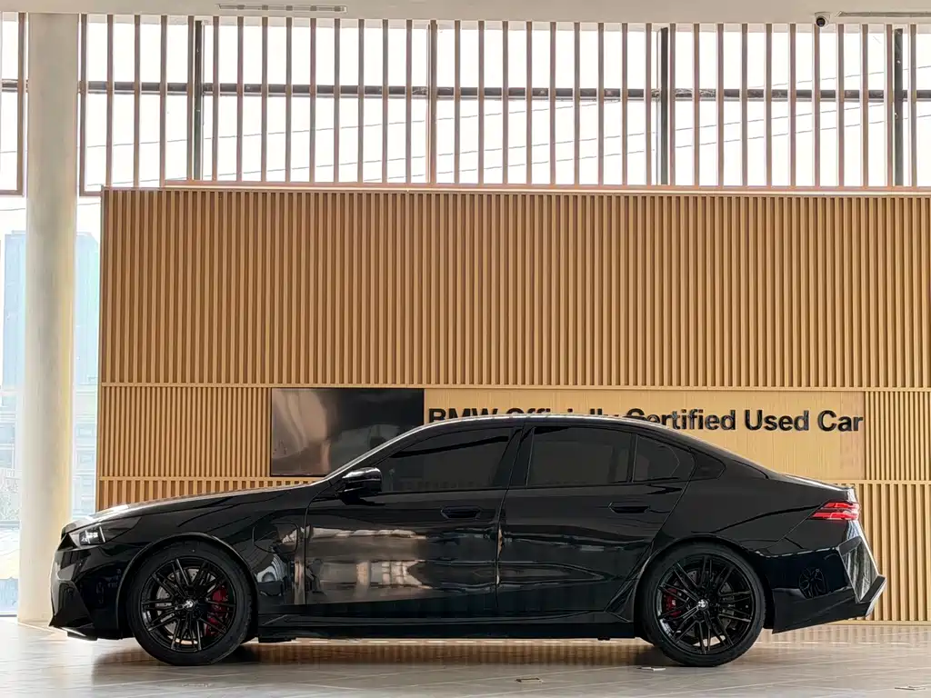 BMW M5 NEV