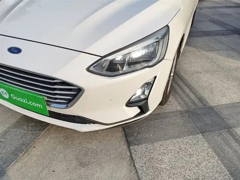 Ford Focus Sedan EcoBoost 180 Auto Sharp Trend
