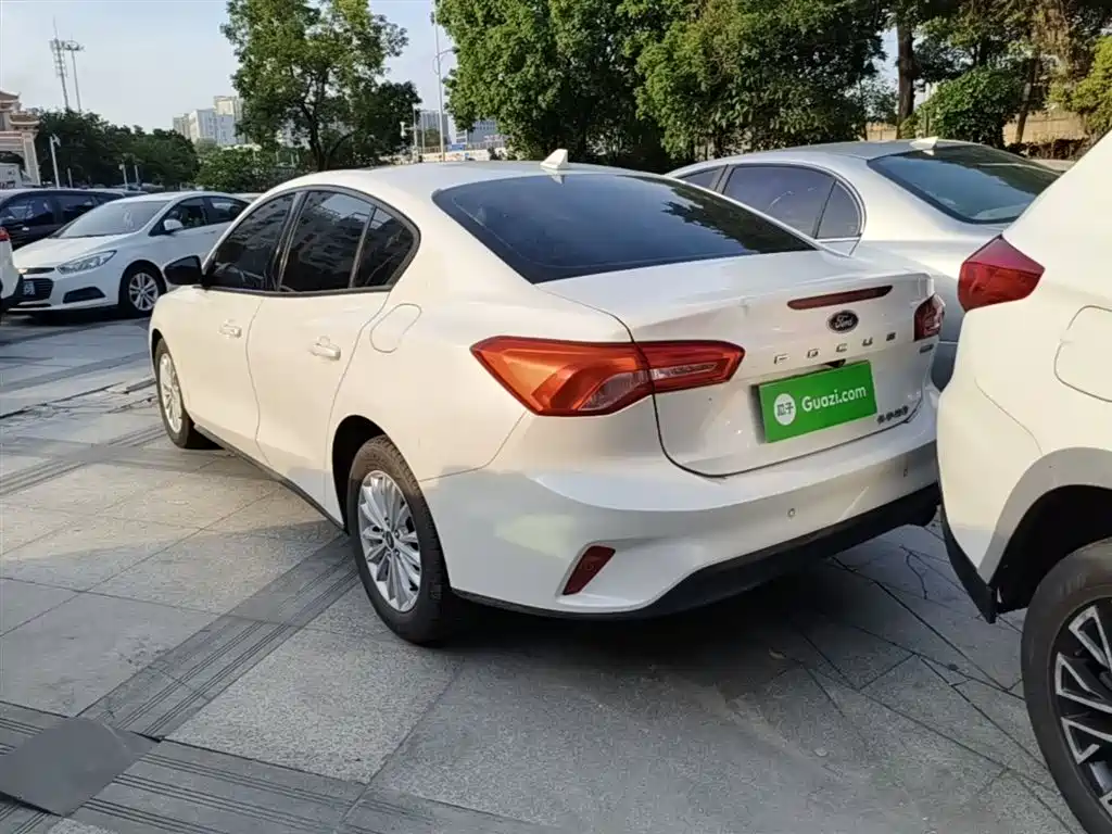 Focus Sedan EcoBoost 180 Auto Sharp Trend