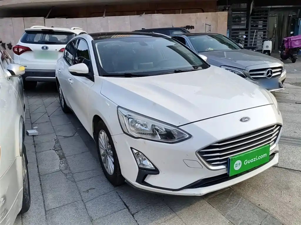 Focus Sedan EcoBoost 180 Auto Sharp Trend