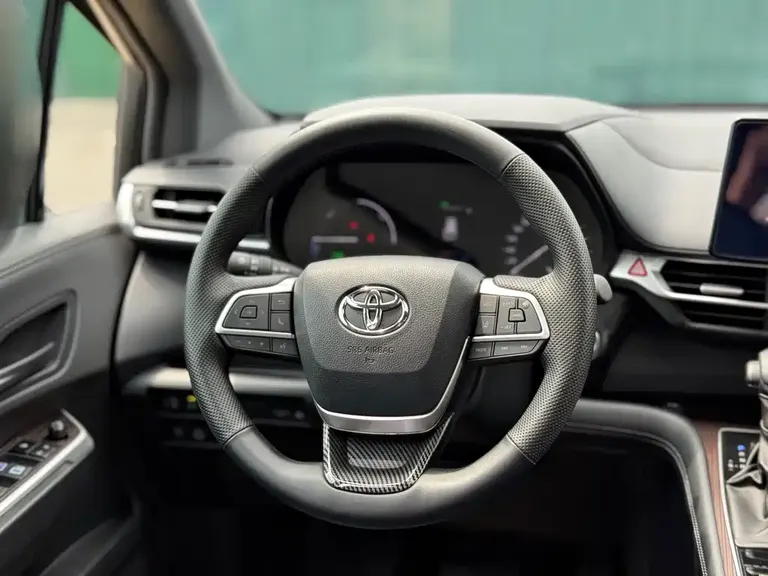 Toyota Granvia 2.5 L Hybrid Luxury