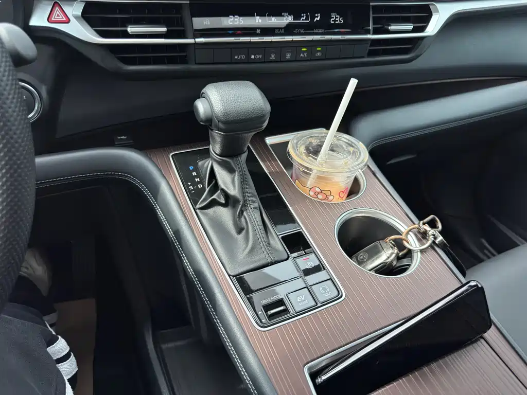Granvia 2.5 L Hybrid Luxury