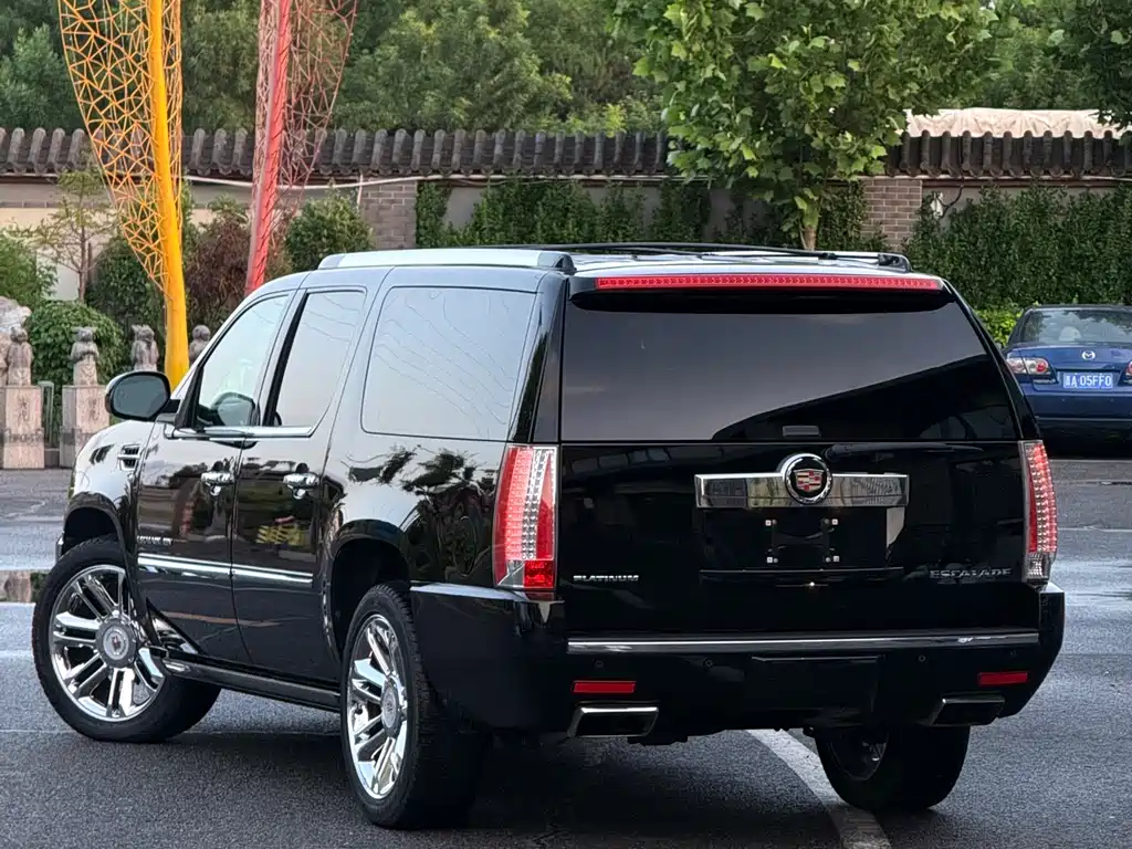 Escalade 6.2 L ESV Platinum Extended