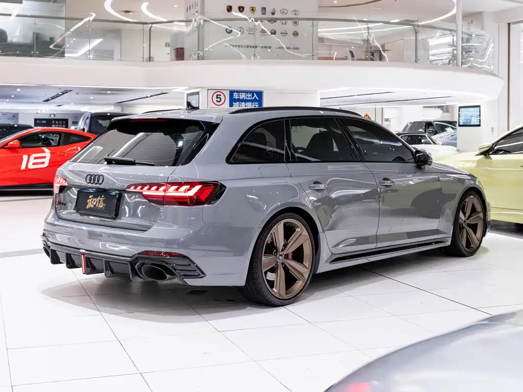 Audi RS 4 RS4 Avant Dark Gold