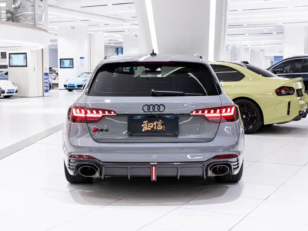Audi RS 4 RS4 Avant Dark Gold